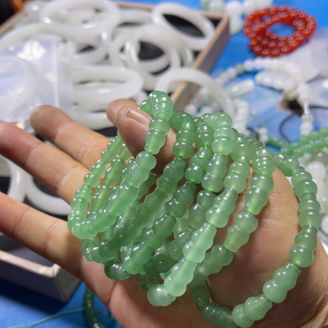 石英质玉未镶嵌颈饰