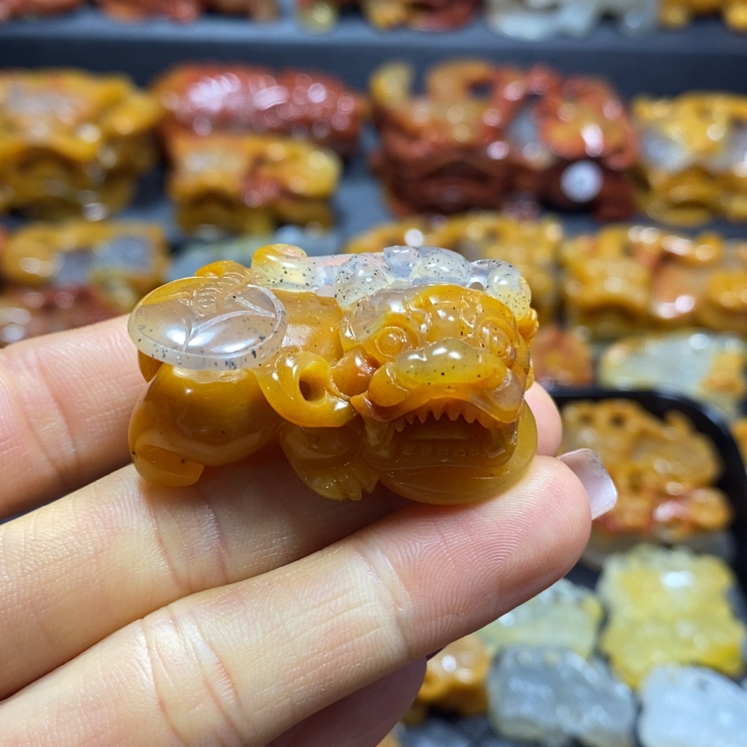 石英质玉（黄龙玉）未镶嵌颈饰