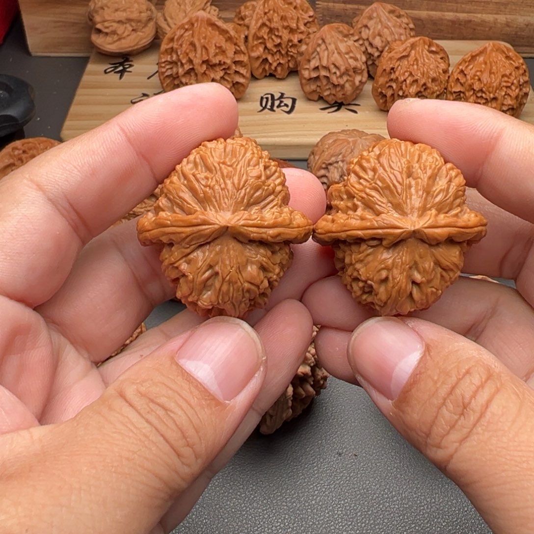 y***1文玩核桃把件三角白