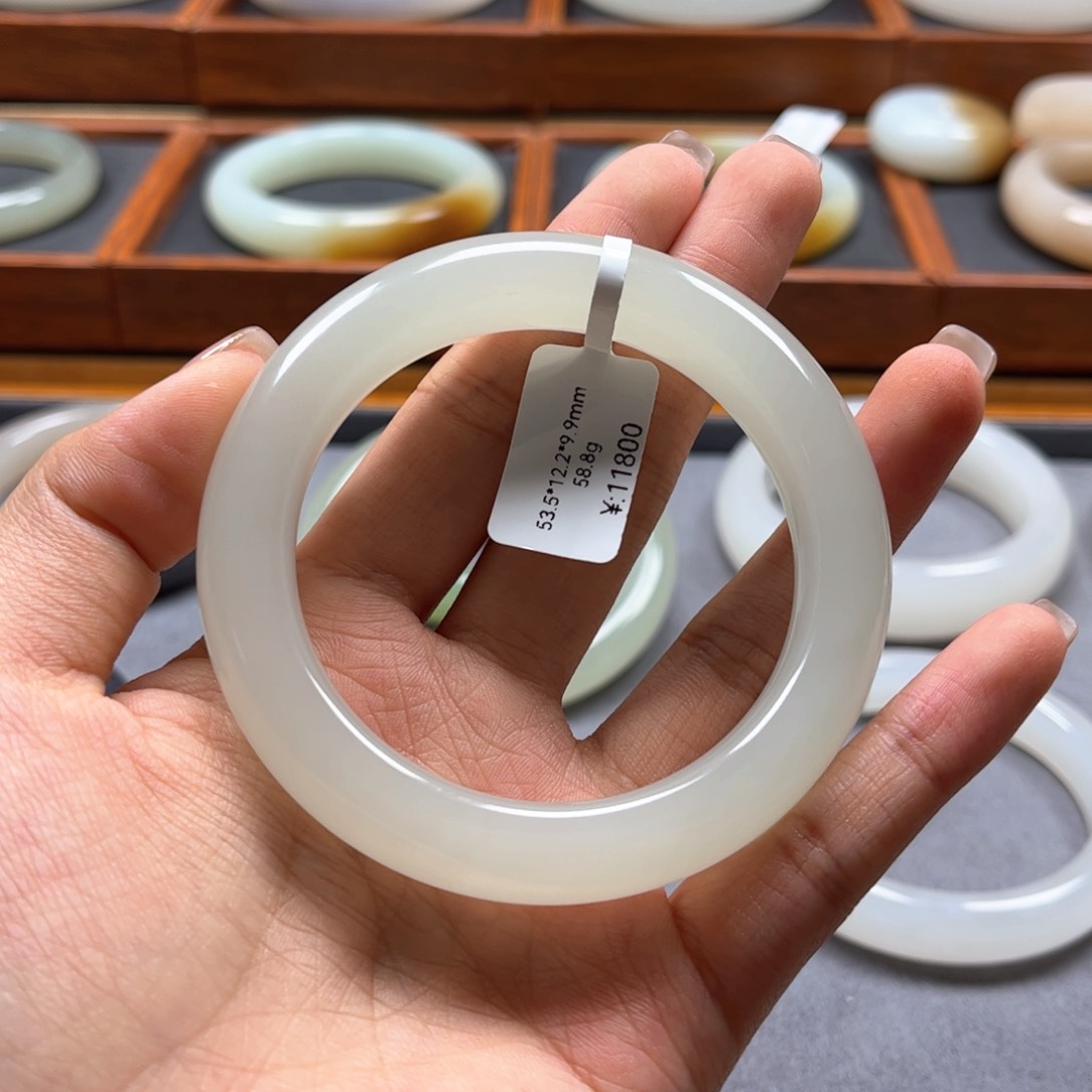 和田玉手镯未镶嵌