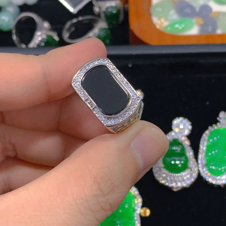 翡翠未镶嵌颈饰马鞍