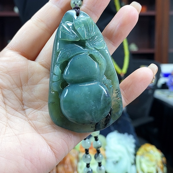 蛇纹石玉吊坠未镶嵌