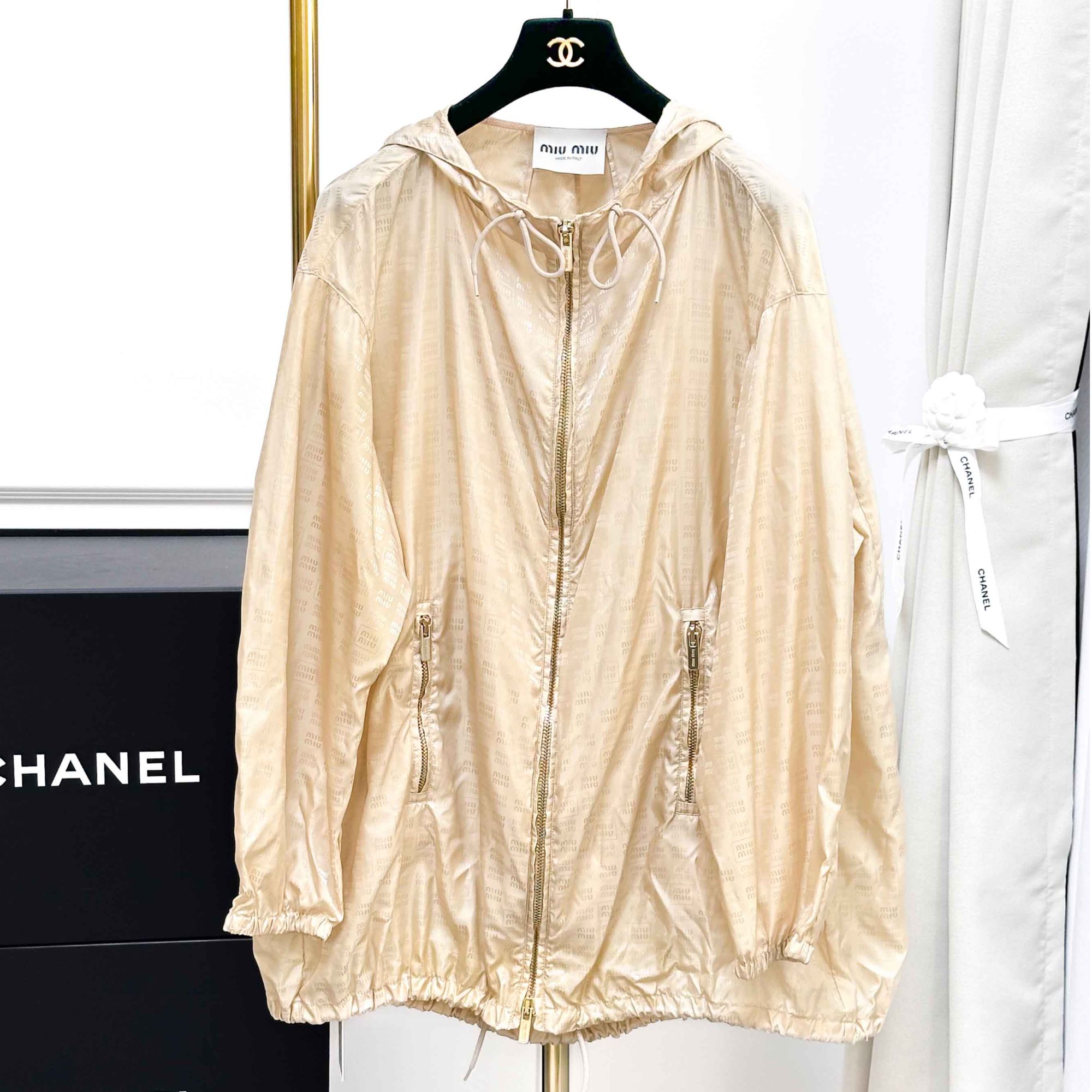 99新 MIU MIU/缪缪  36码香槟色满印字母logo连帽拉链防晒衣