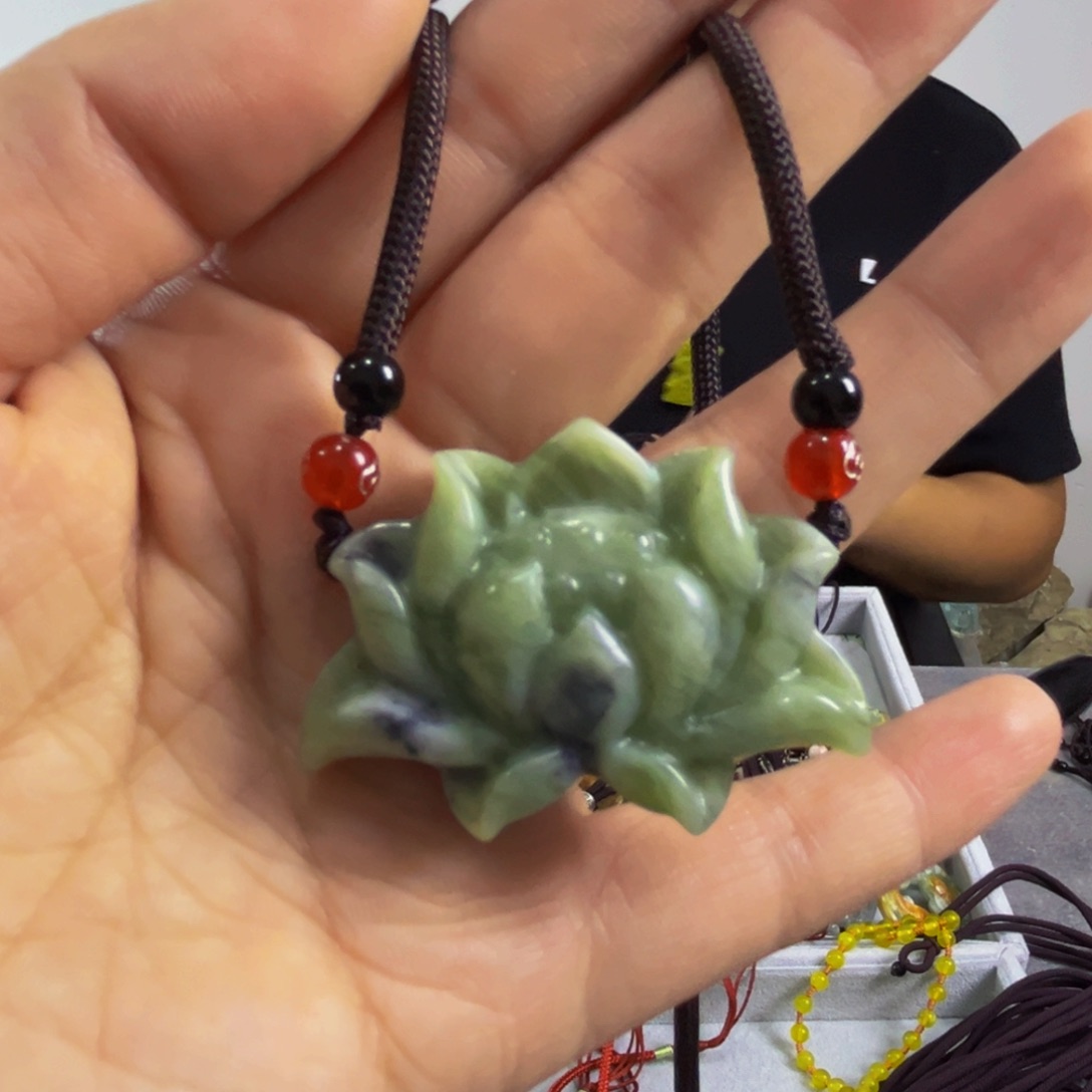蛇纹石玉未镶嵌颈饰