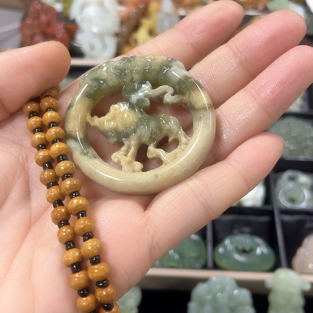 蛇纹石玉颈饰未镶嵌