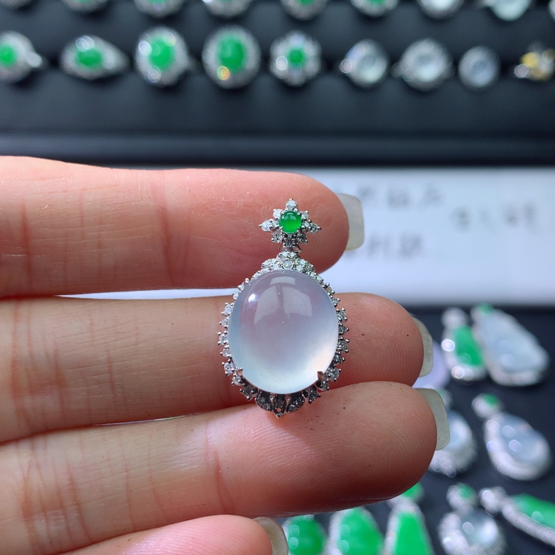 颈饰18K金镶嵌翡翠伴钻