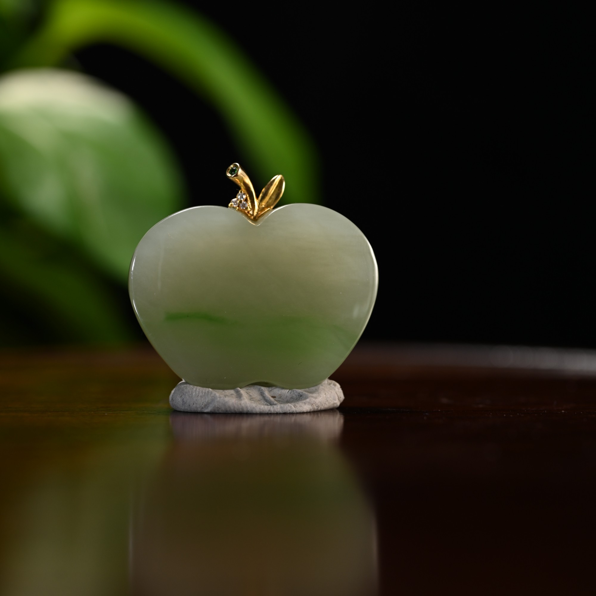 Lot8812 25YU107048和田玉碧玉苹果挂件/匡时