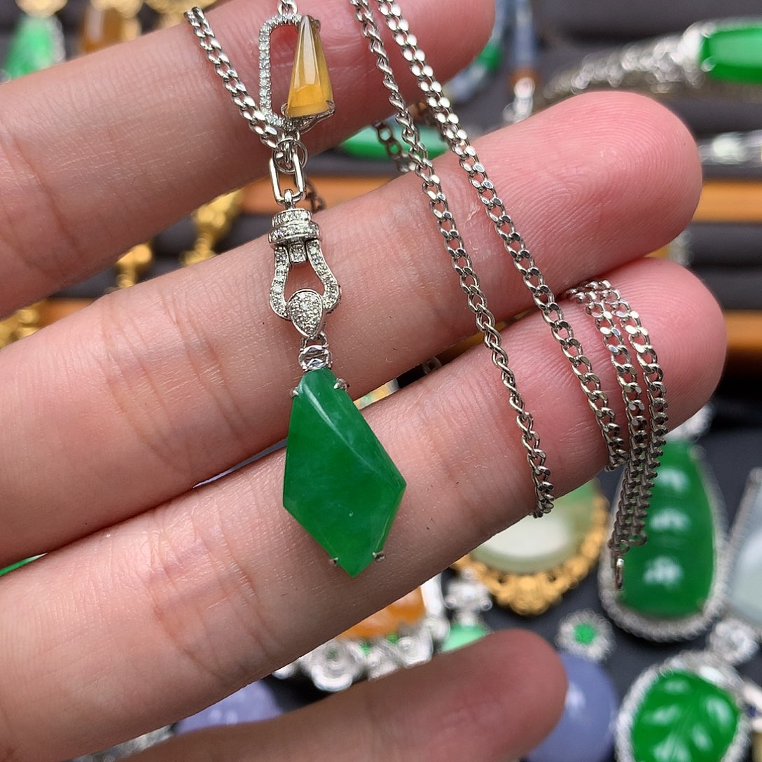 翡翠18K金镶嵌颈饰