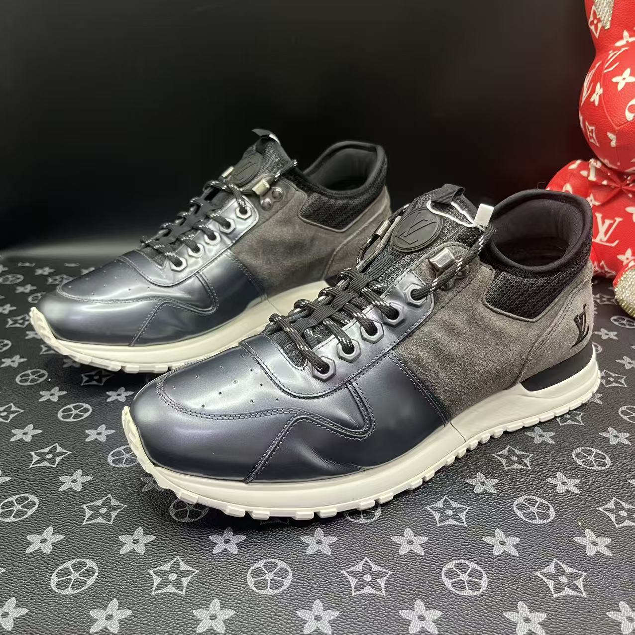 95新 LouisVuitton/路易威登 银灰麂皮运动鞋40.5欧码 ddm2819