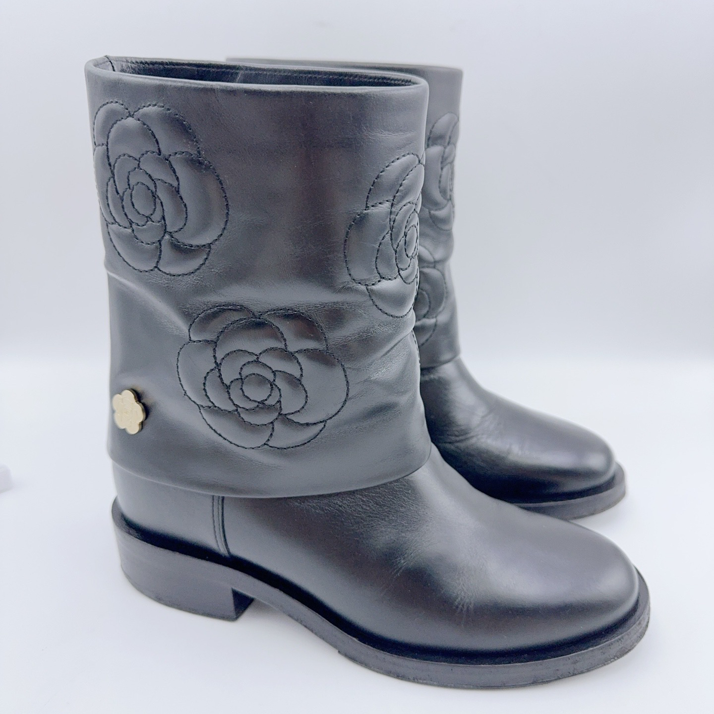 95新 Chanel/香奈儿 37码/黑色山茶花徽章马丁靴/02037