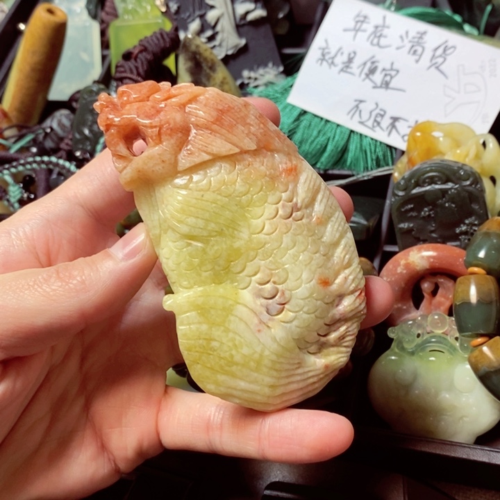 蛇纹石玉颈饰合金