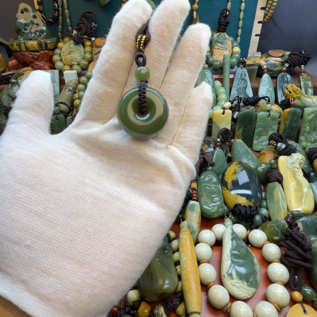 岫岩老玉（透闪石质玉）未镶嵌颈饰