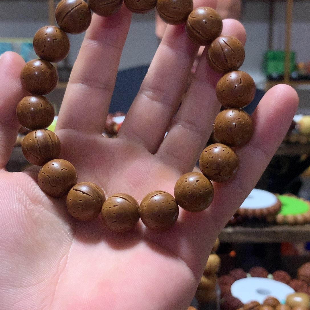 手串桃核几***?红魔光珠桃核手串