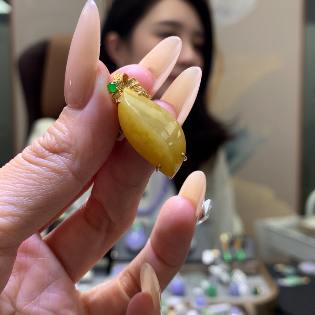 颈饰18K金镶嵌翡翠