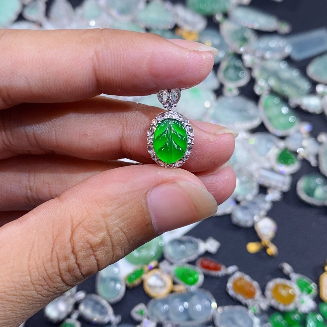 翡翠18K金镶嵌颈饰