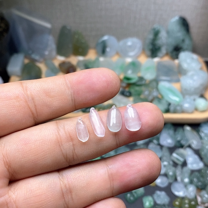翡翠未镶嵌颈饰小滴溜