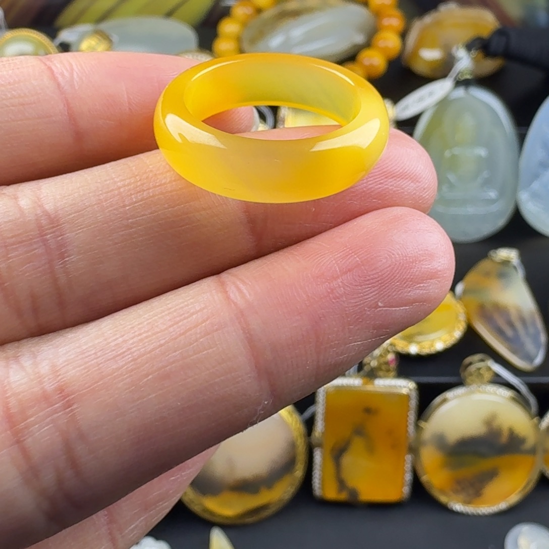 赢***弟石英质玉（黄龙玉）未镶嵌戒圈