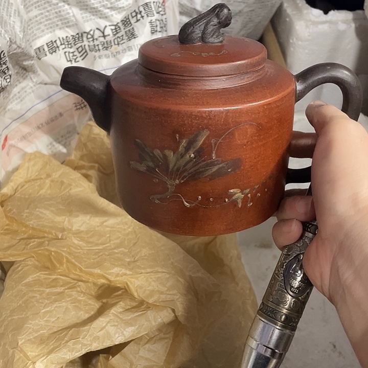 紫砂茶壶矿泥料手工制作的一把紫砂壶。