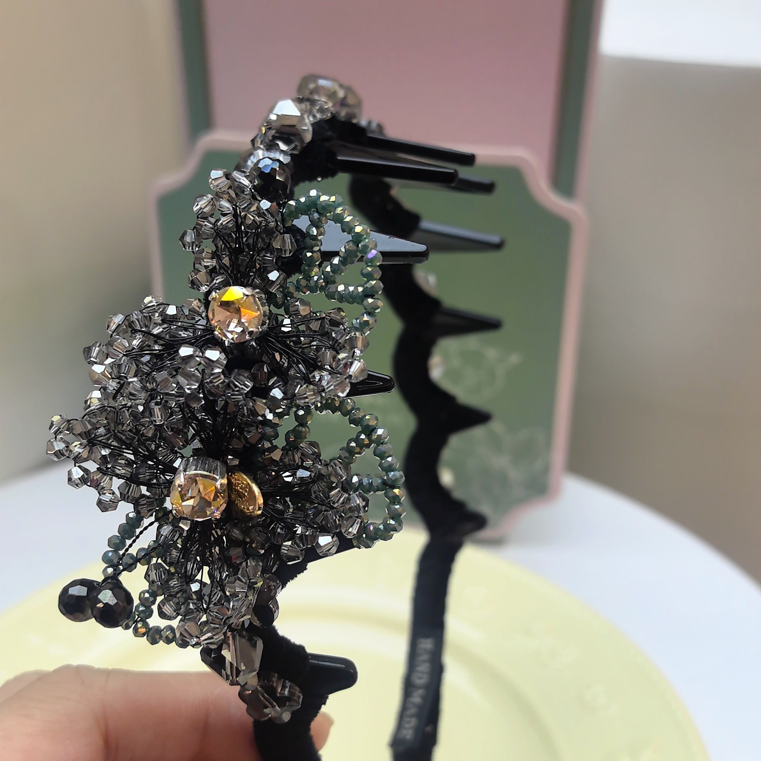 【青瓷-一帘幽梦】精品水晶重工灰色单花气质百搭倒齿发箍WM-945