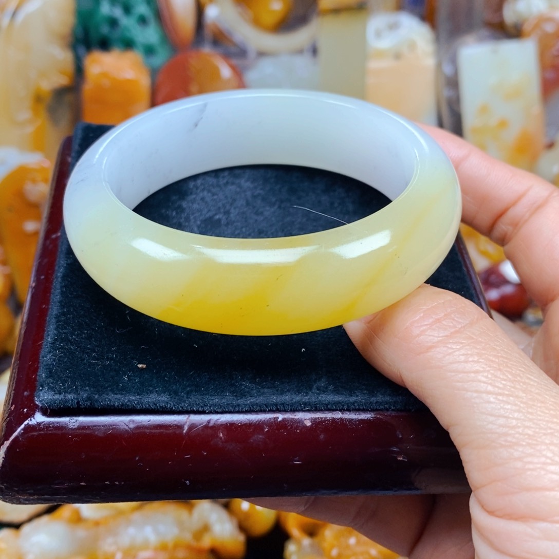 石英质玉（黄龙玉）颈饰未镶嵌