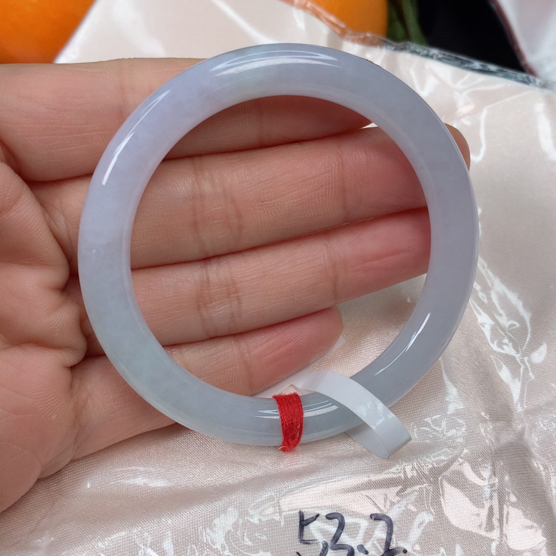 翡翠手镯未镶嵌…………