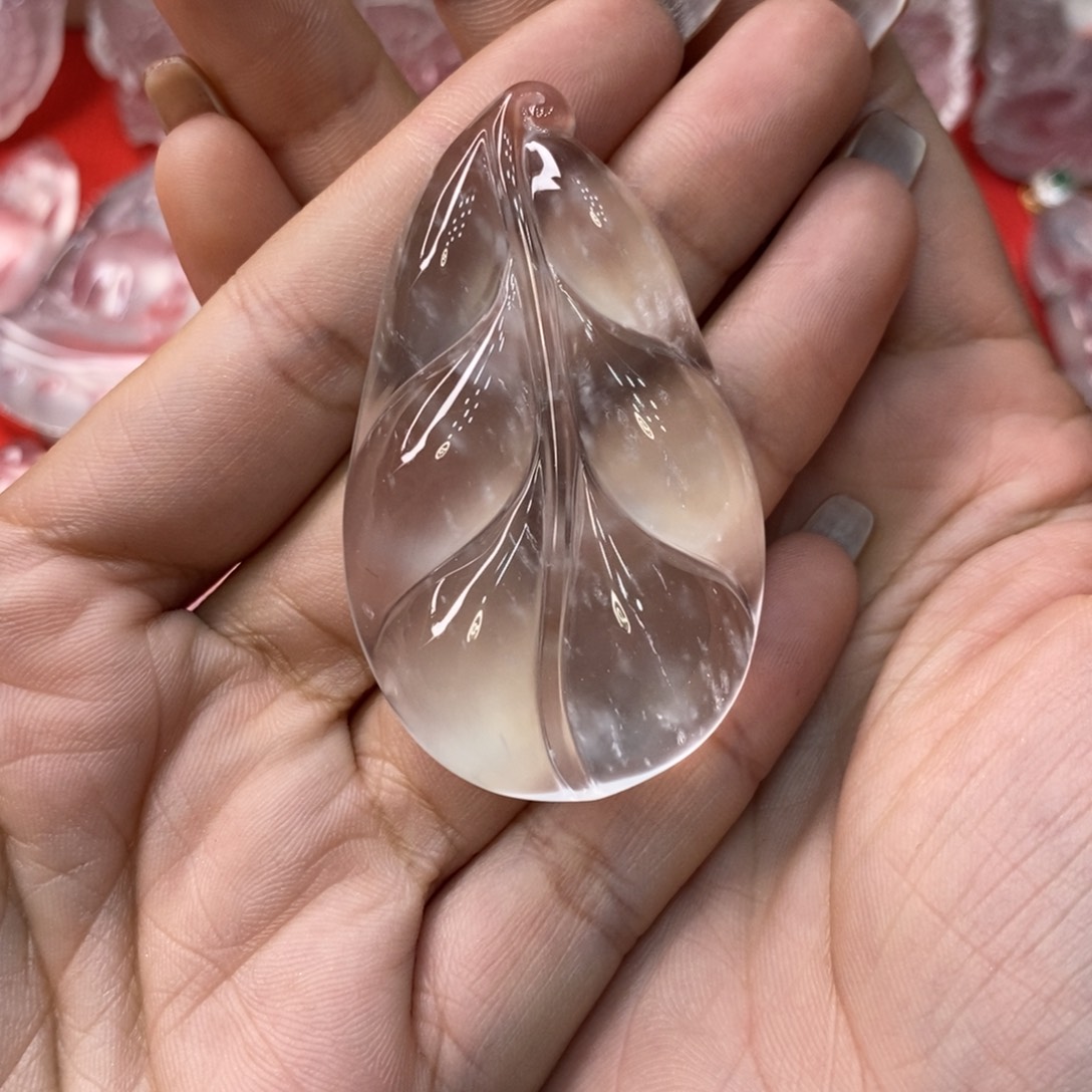 伊****石英质玉未镶嵌吊坠