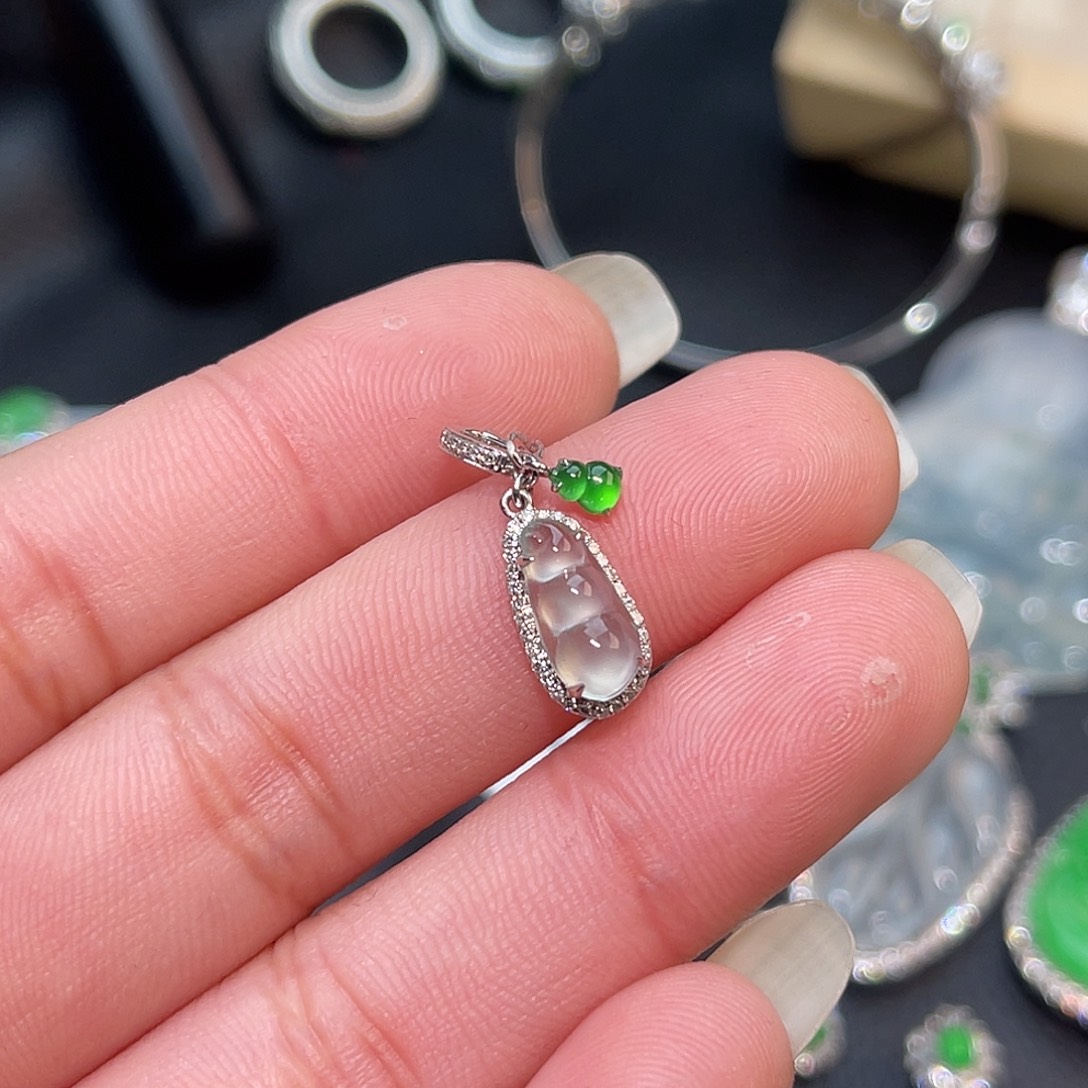 翡翠18K金镶嵌颈饰豆子