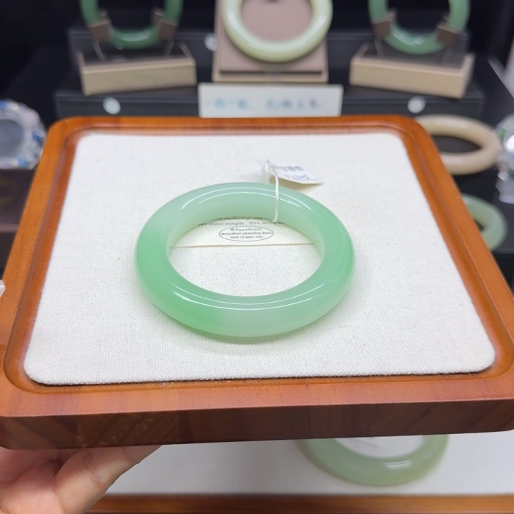 L***•非金属Lt57.4开板双耳俏翠面包时尚手镯