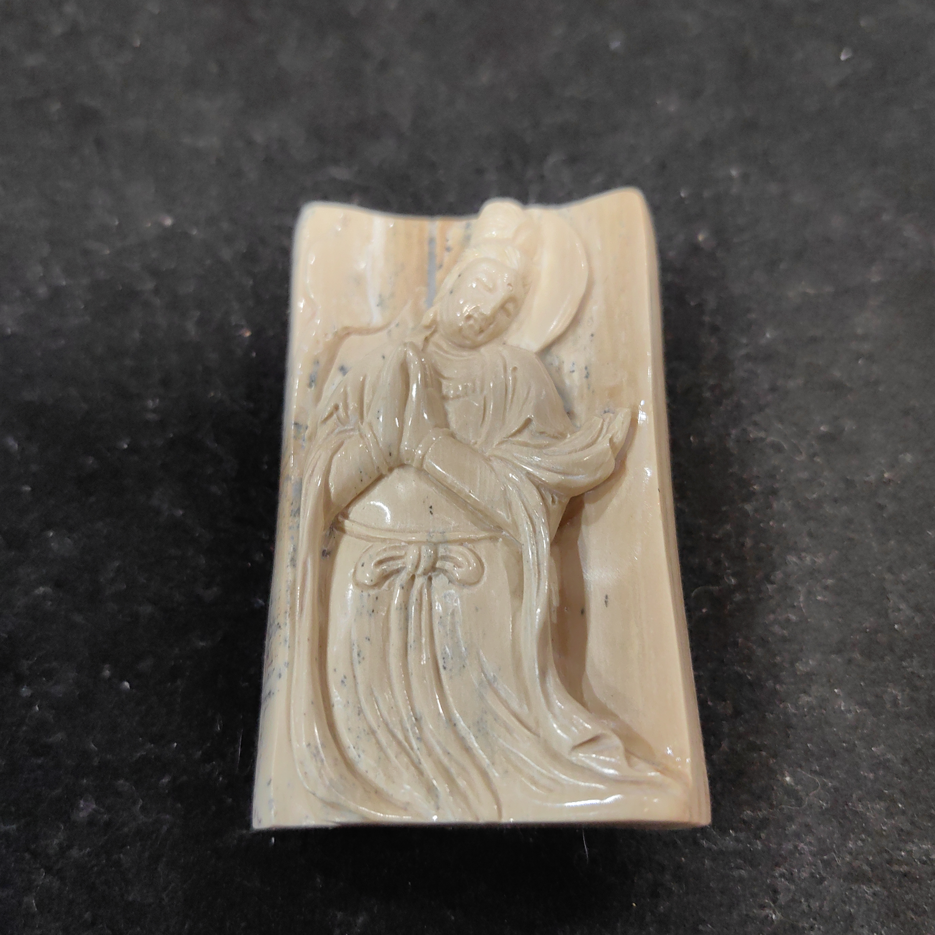 猛犸雕刻牌子约37.1克 BC377