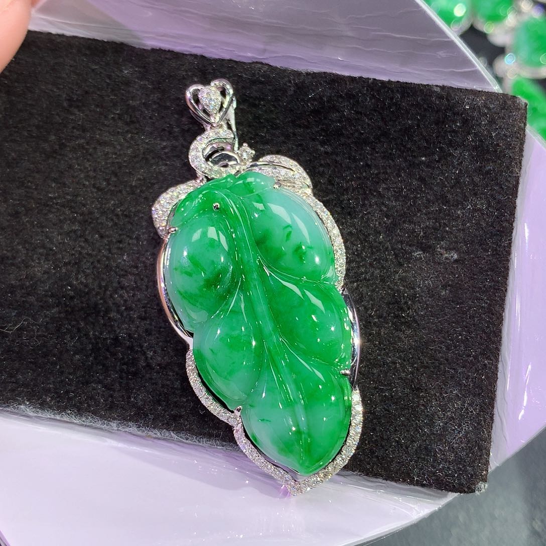翡翠18K金镶嵌吊坠(赠链)