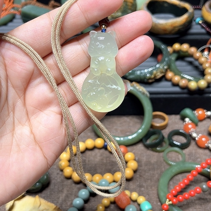 蛇纹石玉吊坠未镶嵌