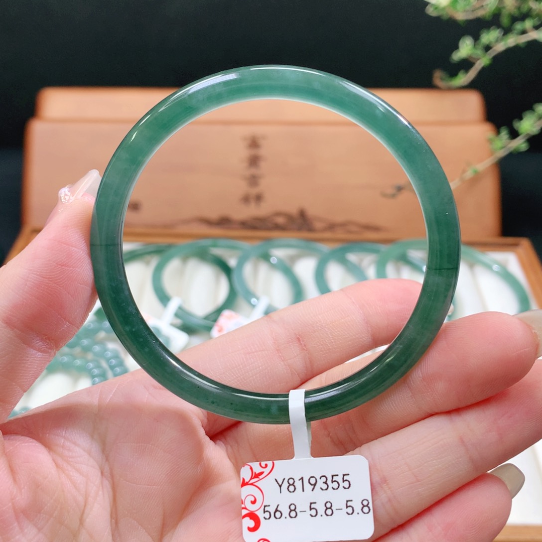 翡翠手镯未镶嵌天然