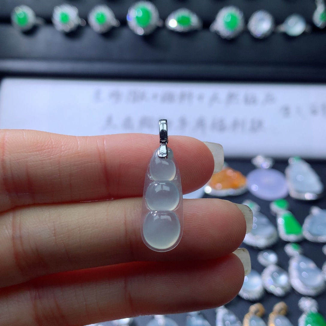 颈饰18K金镶嵌翡翠伴钻