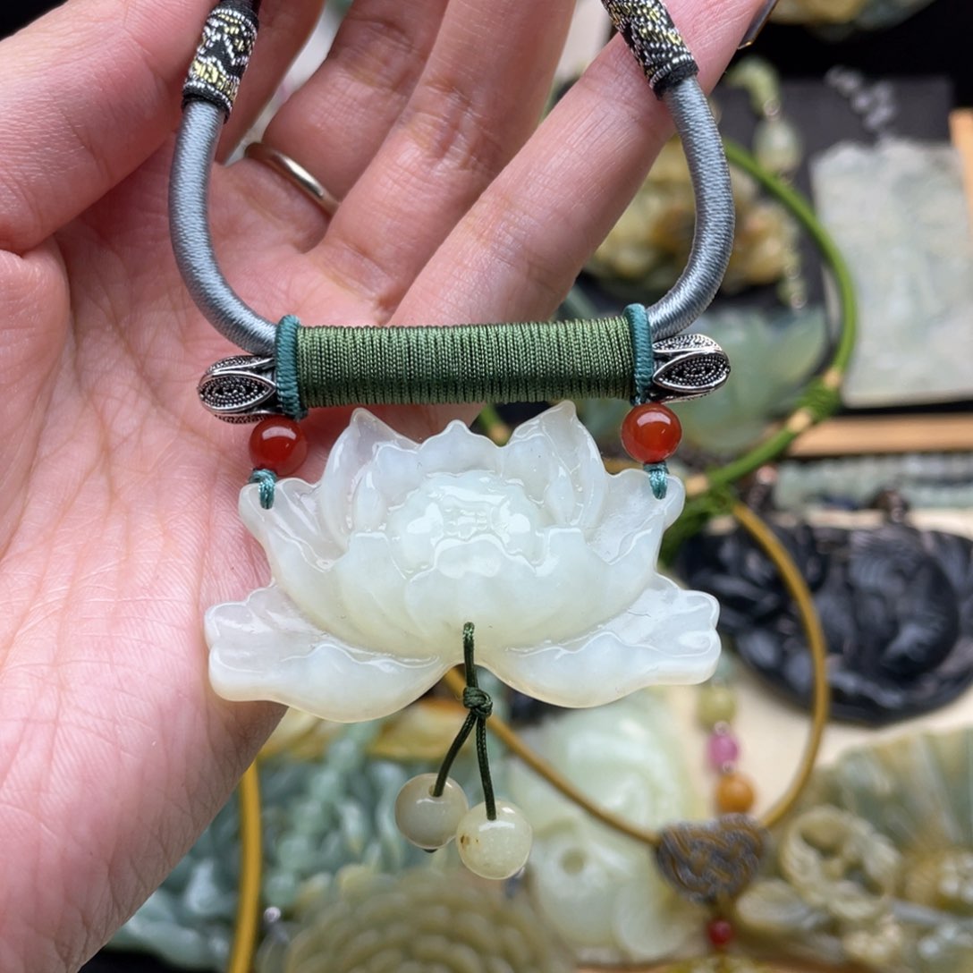 蛇纹石玉颈饰未镶嵌