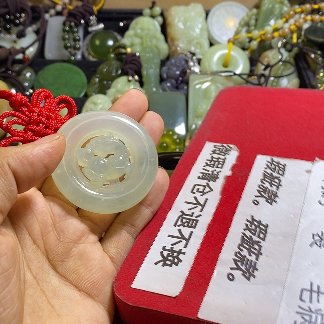 未镶嵌岫玉车挂一个