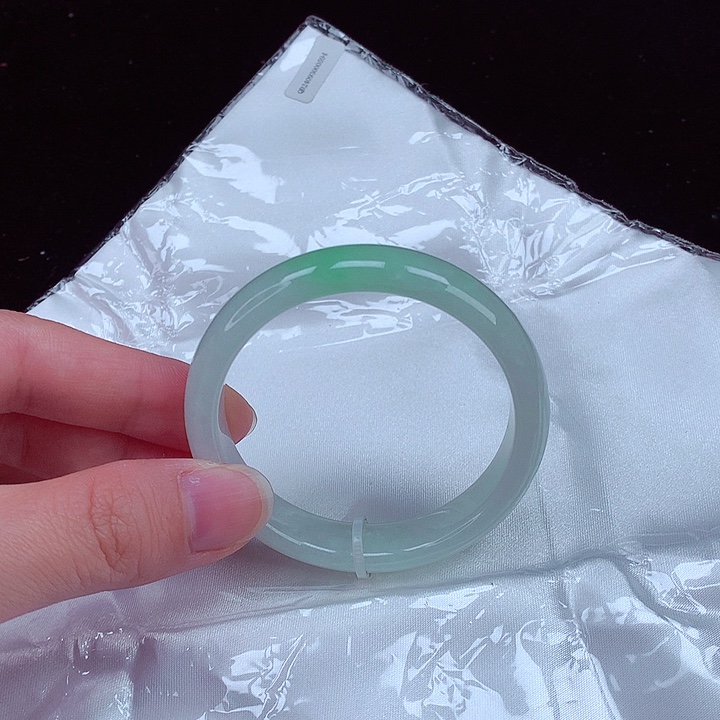 翡翠手镯未镶嵌翡翠