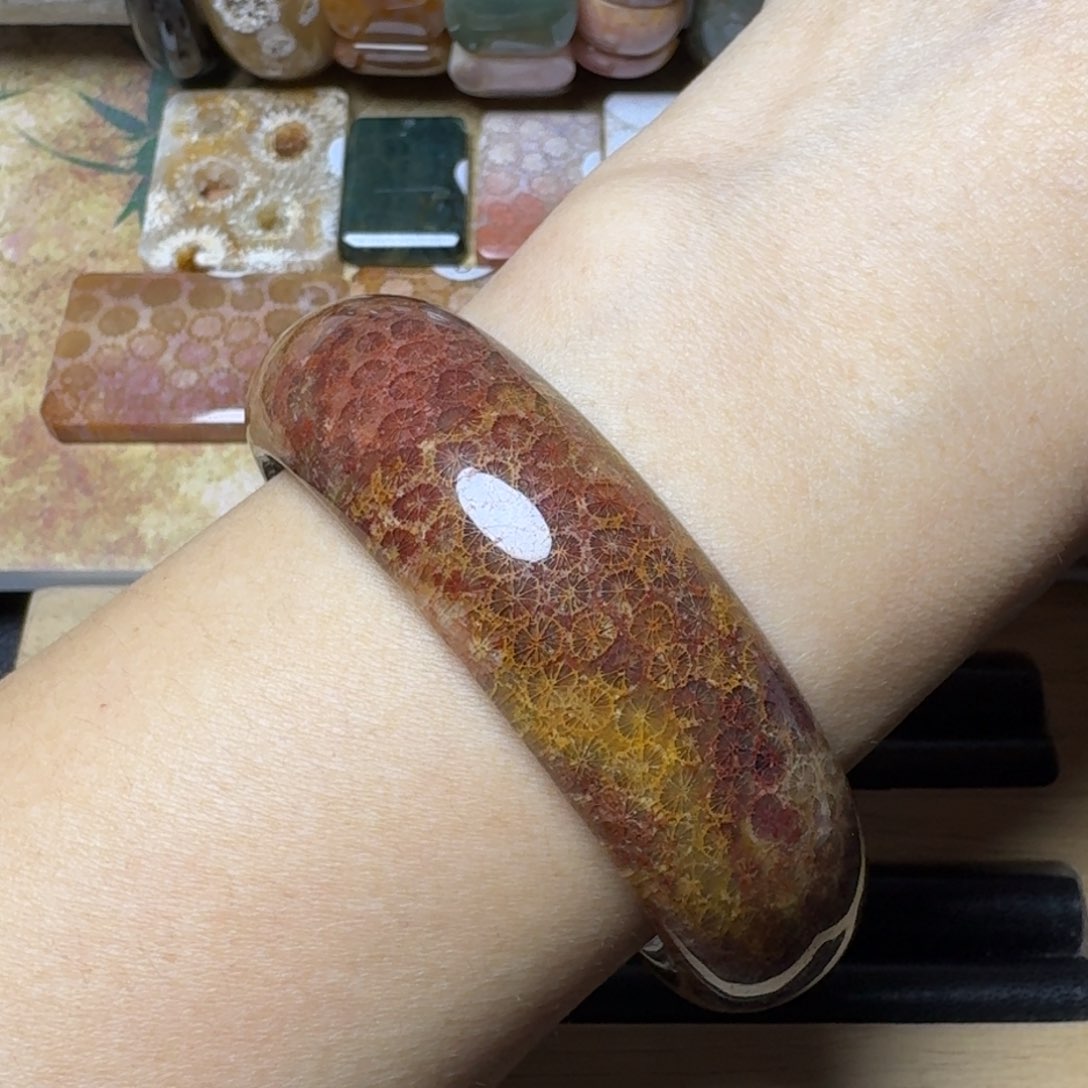 硅化玉55.5紫红黄小蕾丝花，盘盘未镶嵌