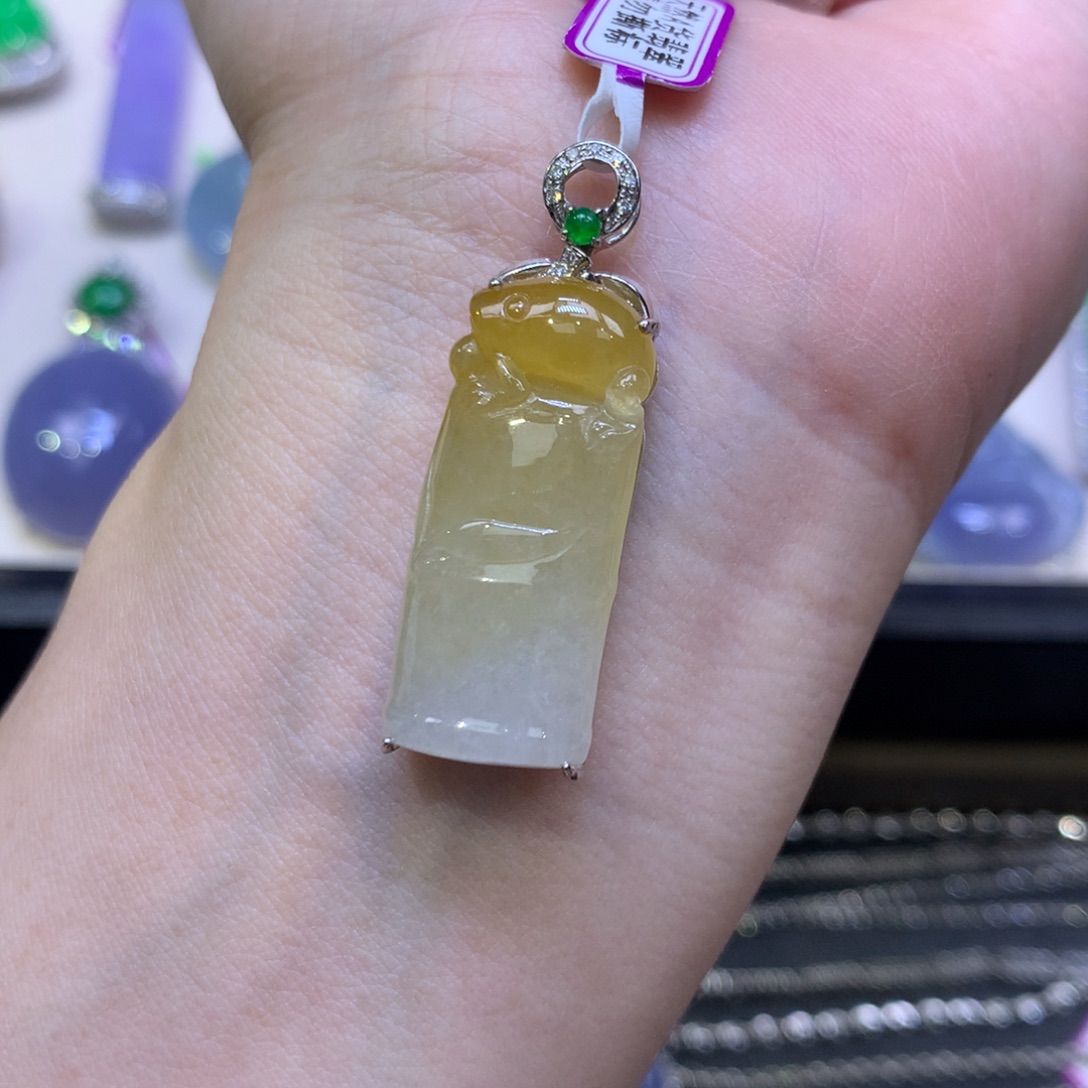 翡翠18K金镶嵌颈饰