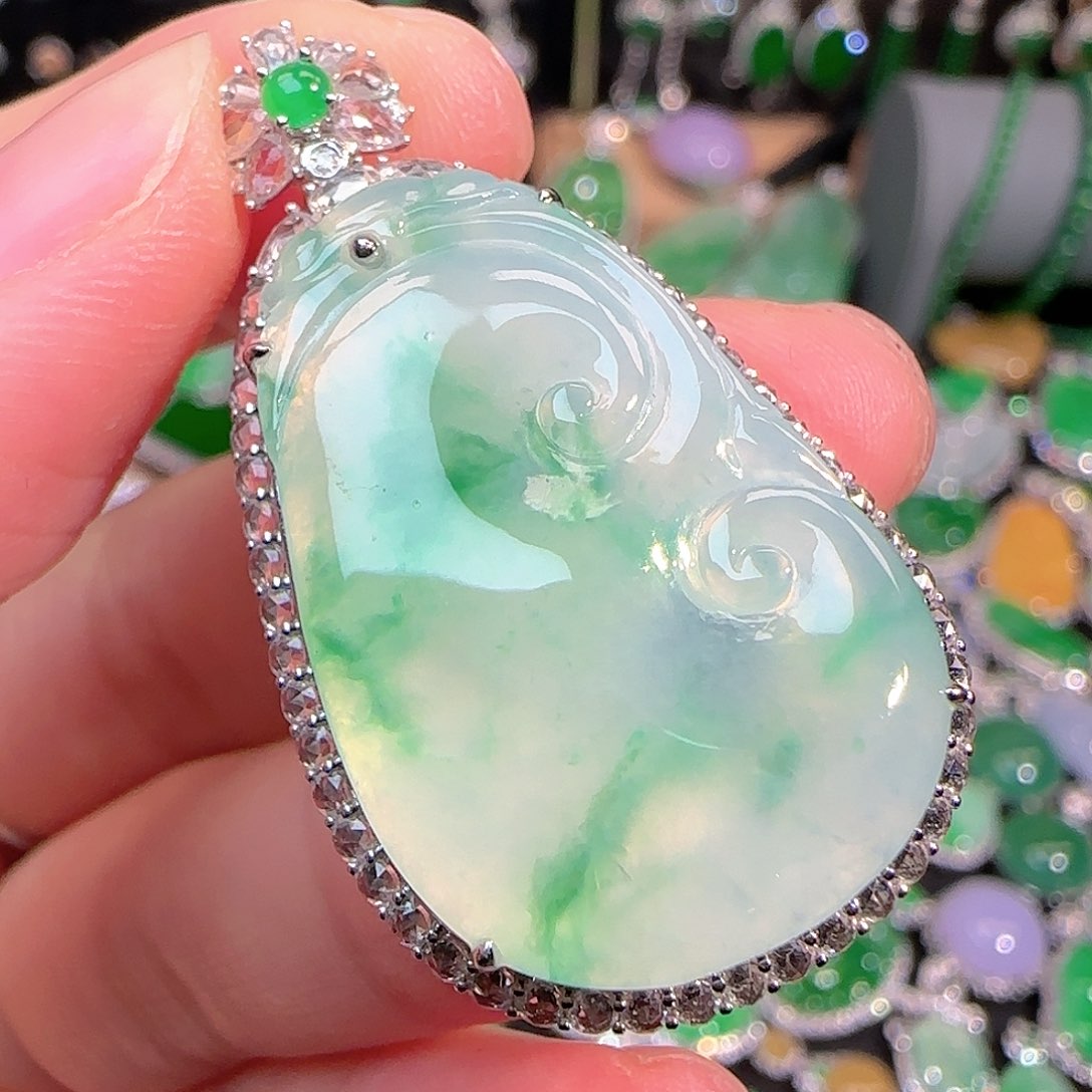 翡翠颈饰18K金镶嵌冰飘绿花如意吊坠