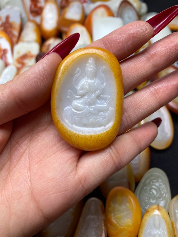 和田玉正装坐观音吊坠