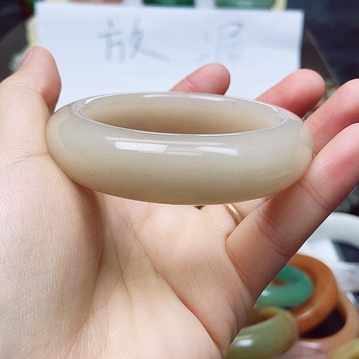 石英质玉手镯未镶嵌