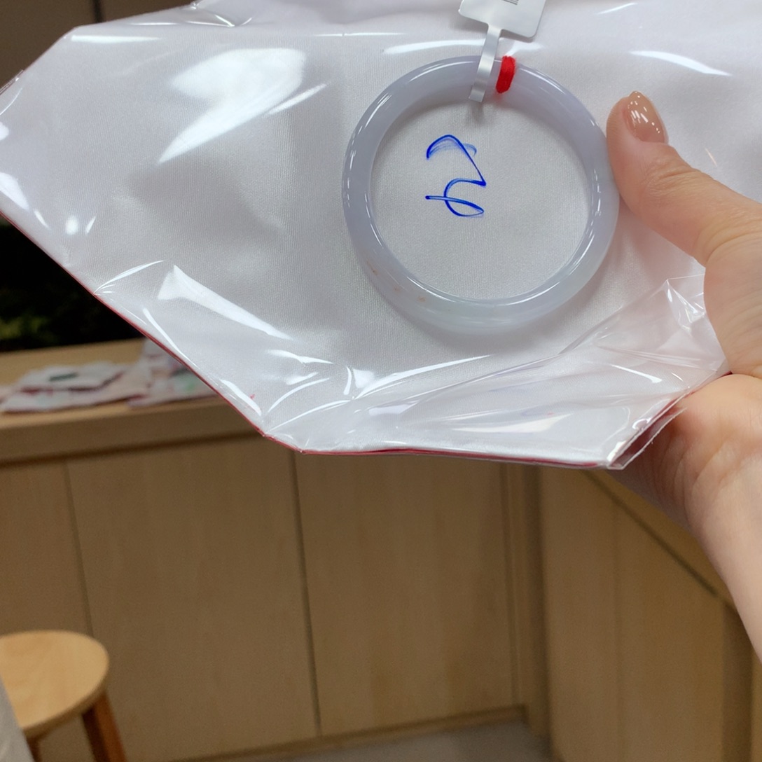 翡翠手镯未镶嵌不退不换