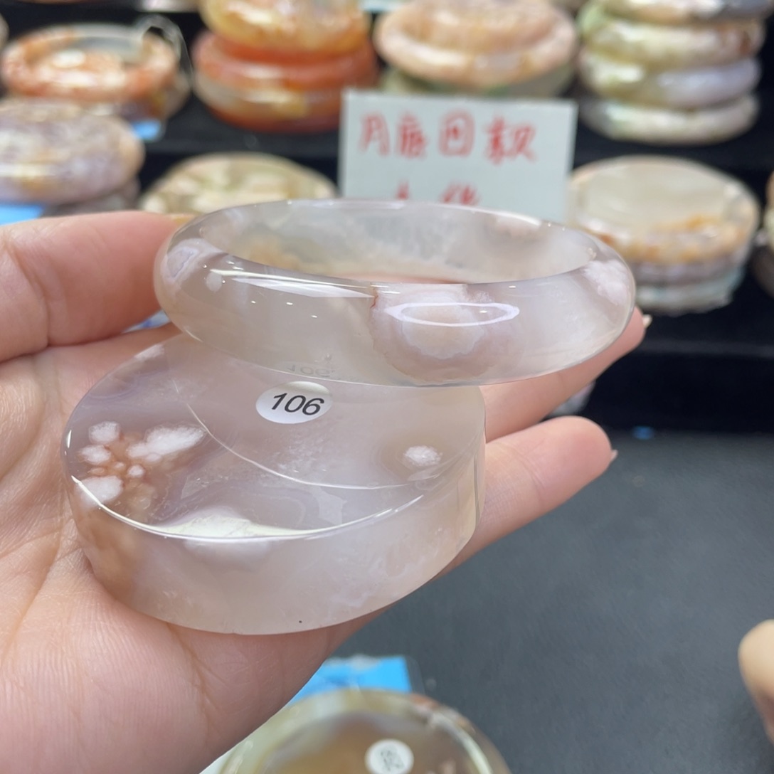 未镶嵌手镯石英质玉凸**。56/106