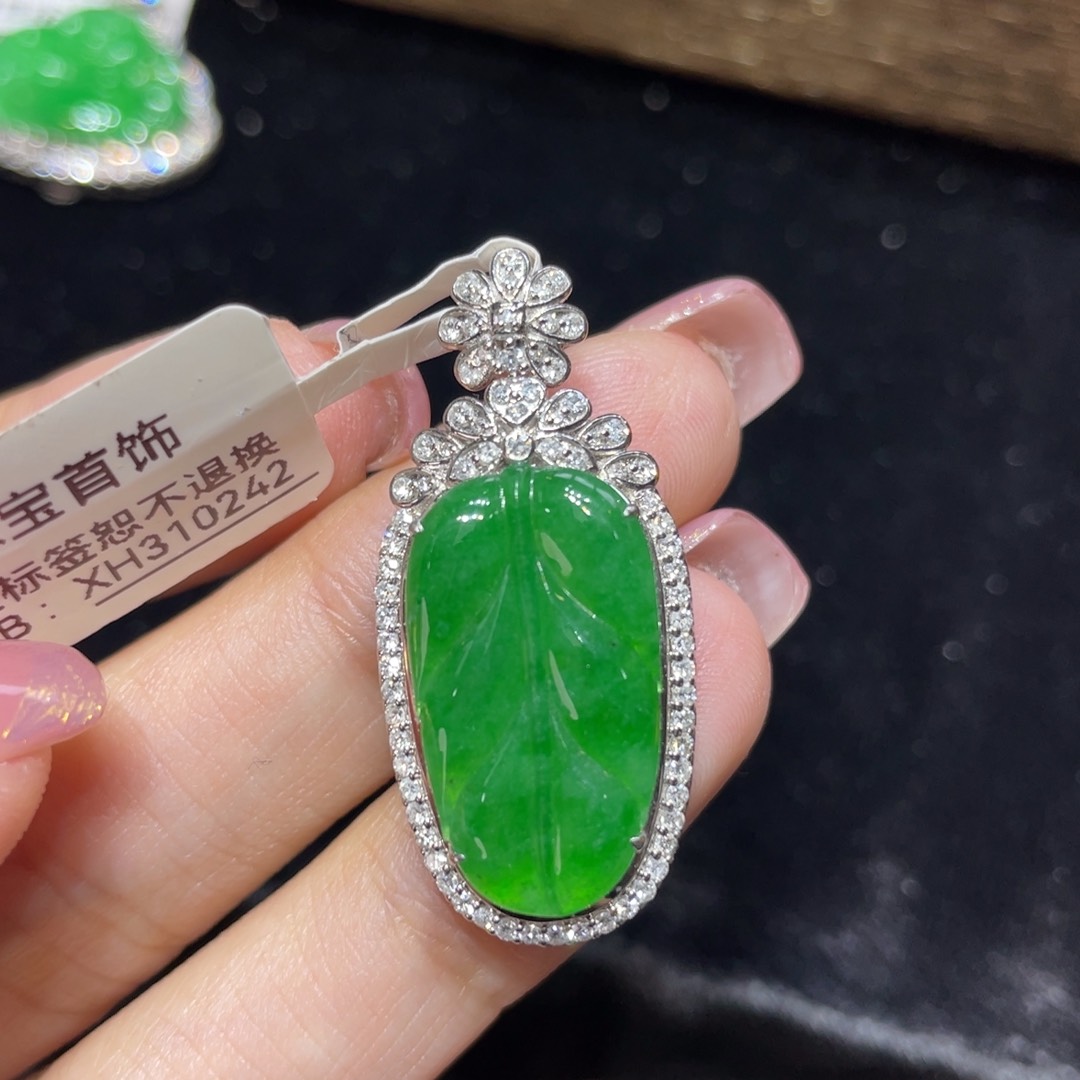 翡翠18K金镶嵌颈饰天然缅甸翡翠