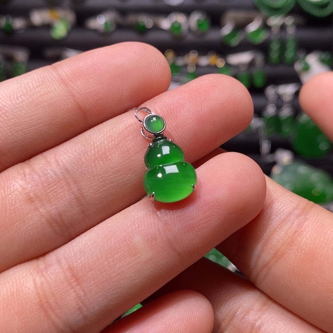 翡翠颈饰18K金镶嵌天然翡翠