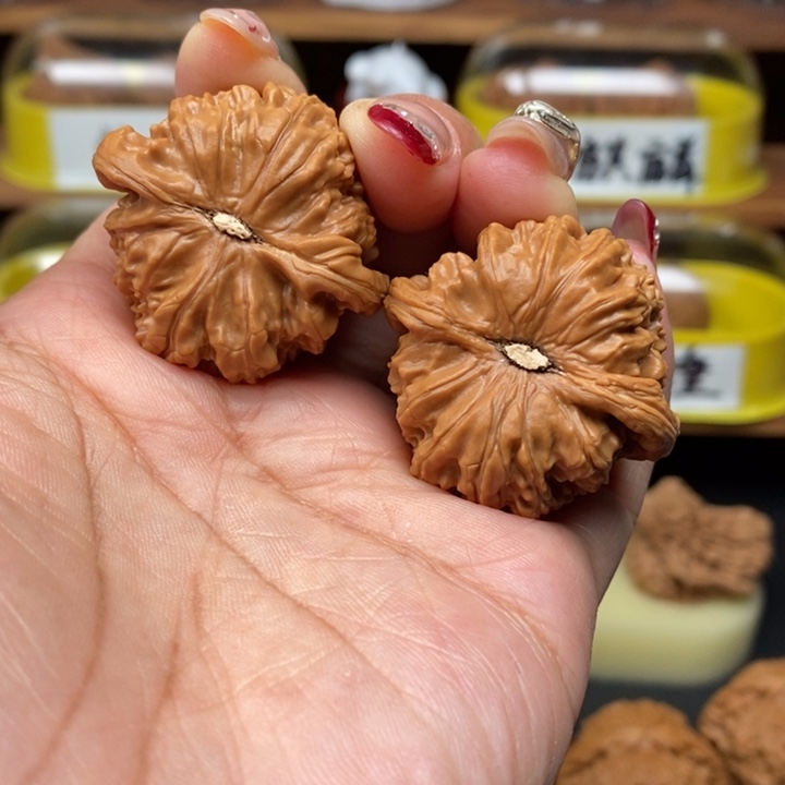 文玩核桃吊坠开****克37白狮子