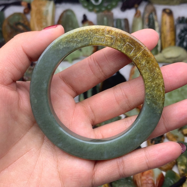 岫岩河磨玉（透闪石质玉）镯子未镶嵌
