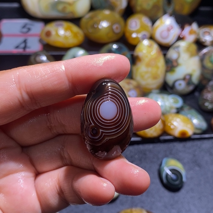 狗***彪玛瑙/玉髓未镶嵌珠宝奇石