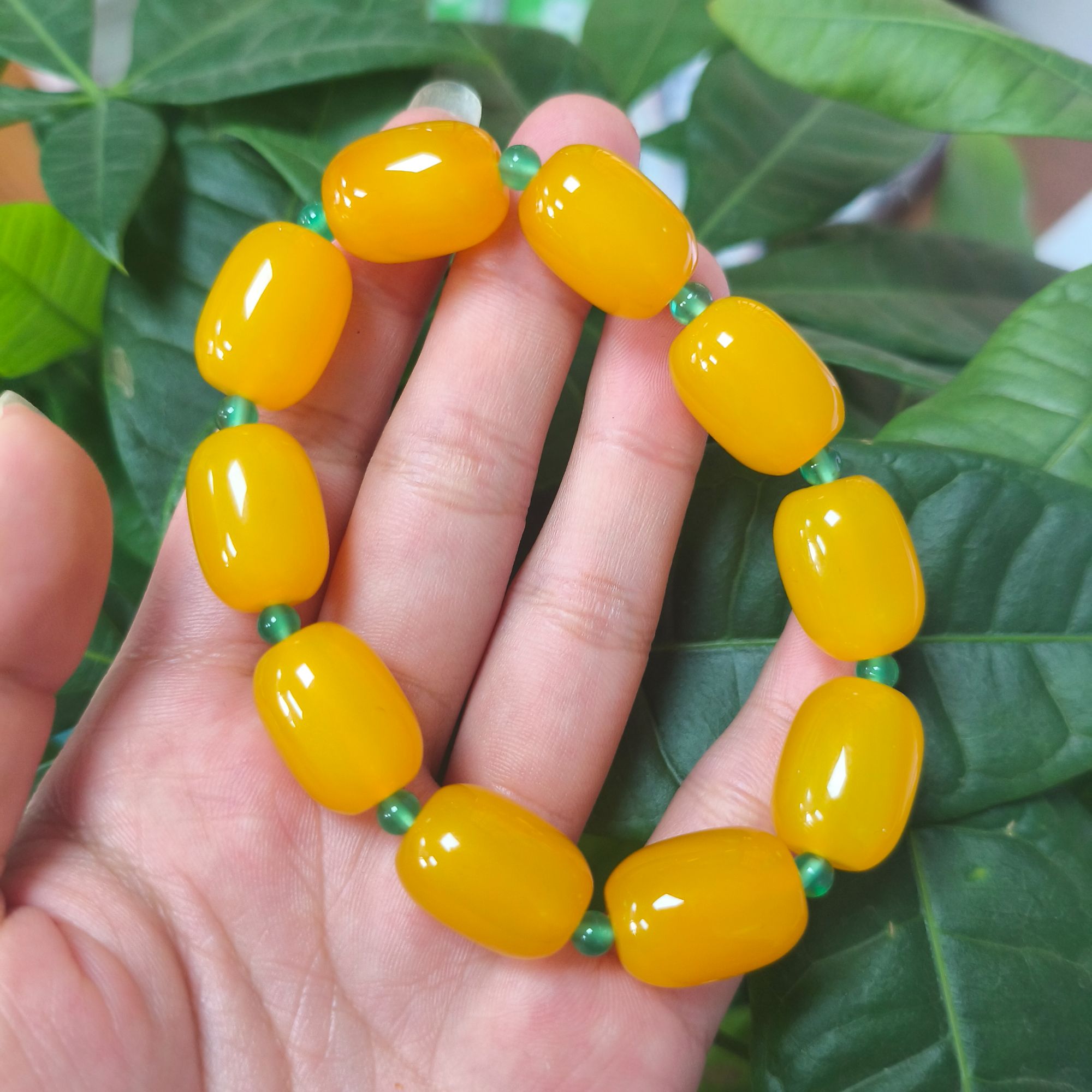 天然鸡油黄桶珠手串