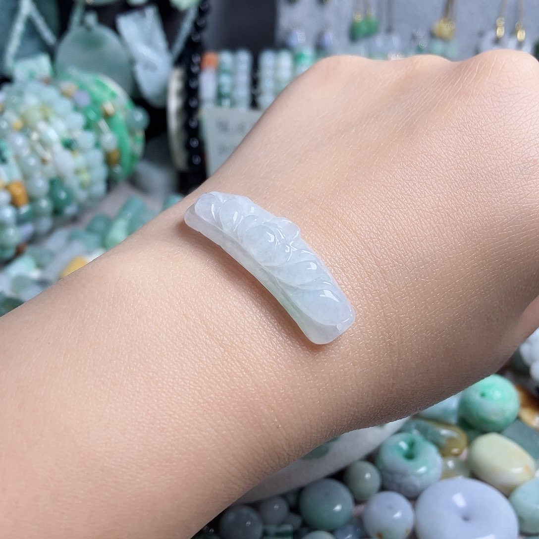 翡翠颈饰未镶嵌手牌